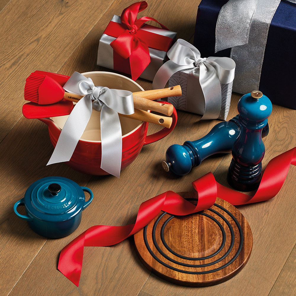 https://www.lecreuset.co.nz/on/demandware.static/-/Sites-LCNZ-Library/default/dweb6273b1/images/Celebrate_and_Shine_GiftsfortheBaker/Celebrate%26Shine_GiftsfortheBaker_1000x1000_3.png